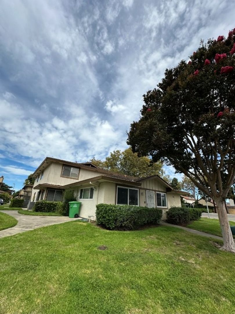 Union City House: 2297 Medallion Drive #4