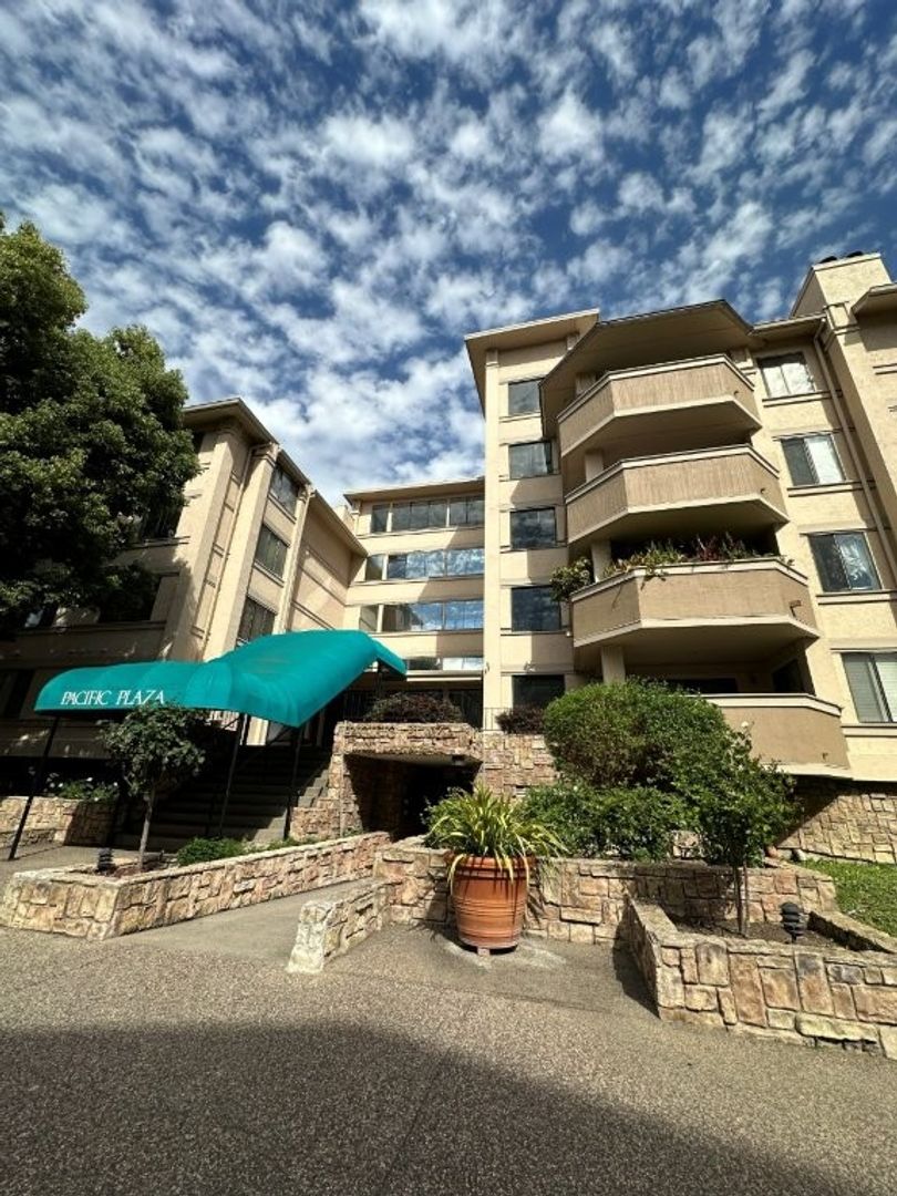 San Leandro Condo: 1400 Carpentier St #206