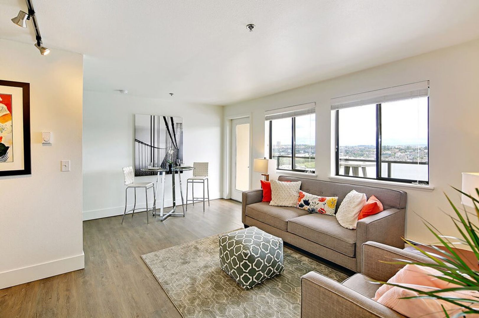 Seattle Apartment: 2450 Aurora Ave N