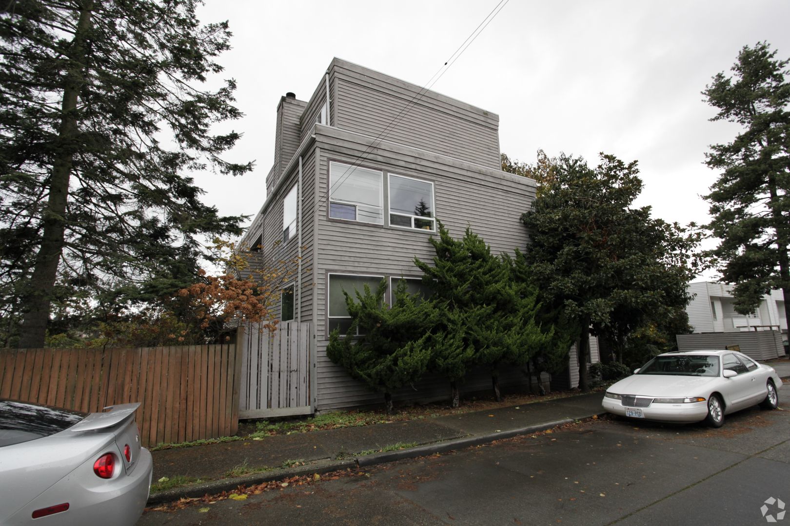Seattle Apartment: 2572 Gilman Dr W