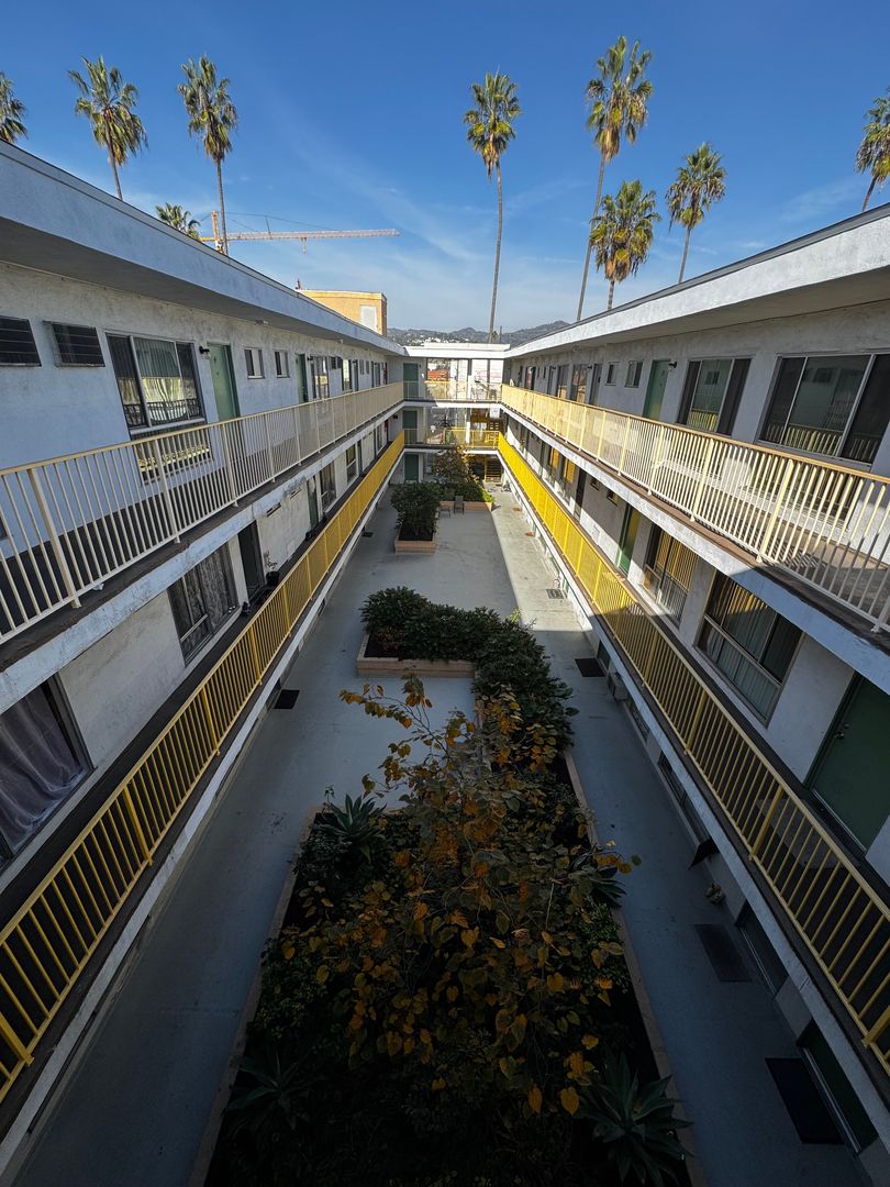 Los Angeles Apartment: 5434 Sierra Vista Avenue