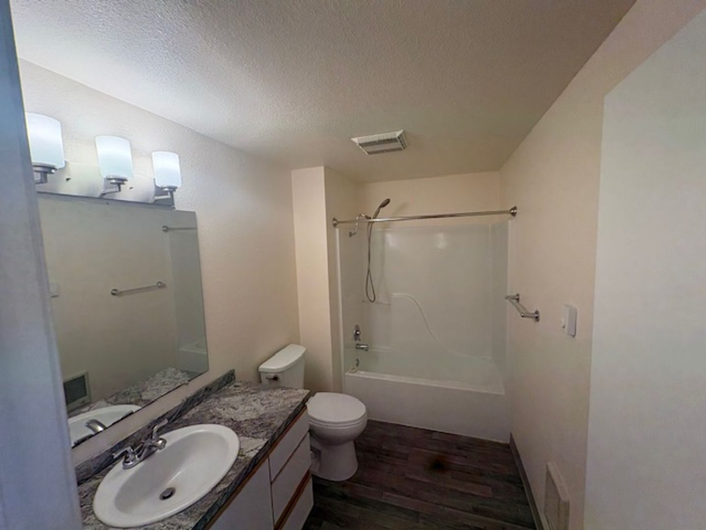 WARRENTON Apartment: 50 NE 1ST ST