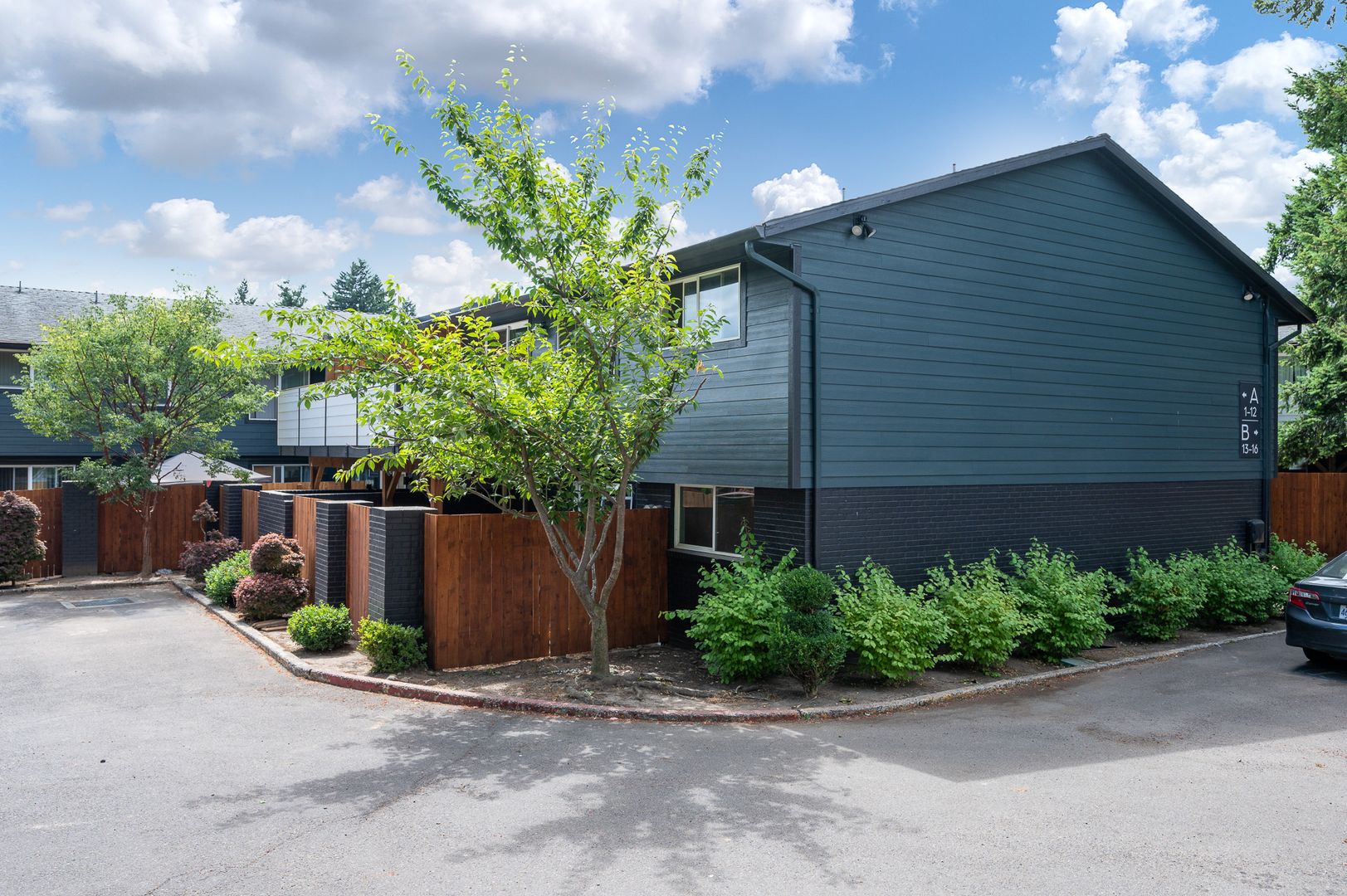 GRESHAM Apartment: 755 SE HOGAN RD