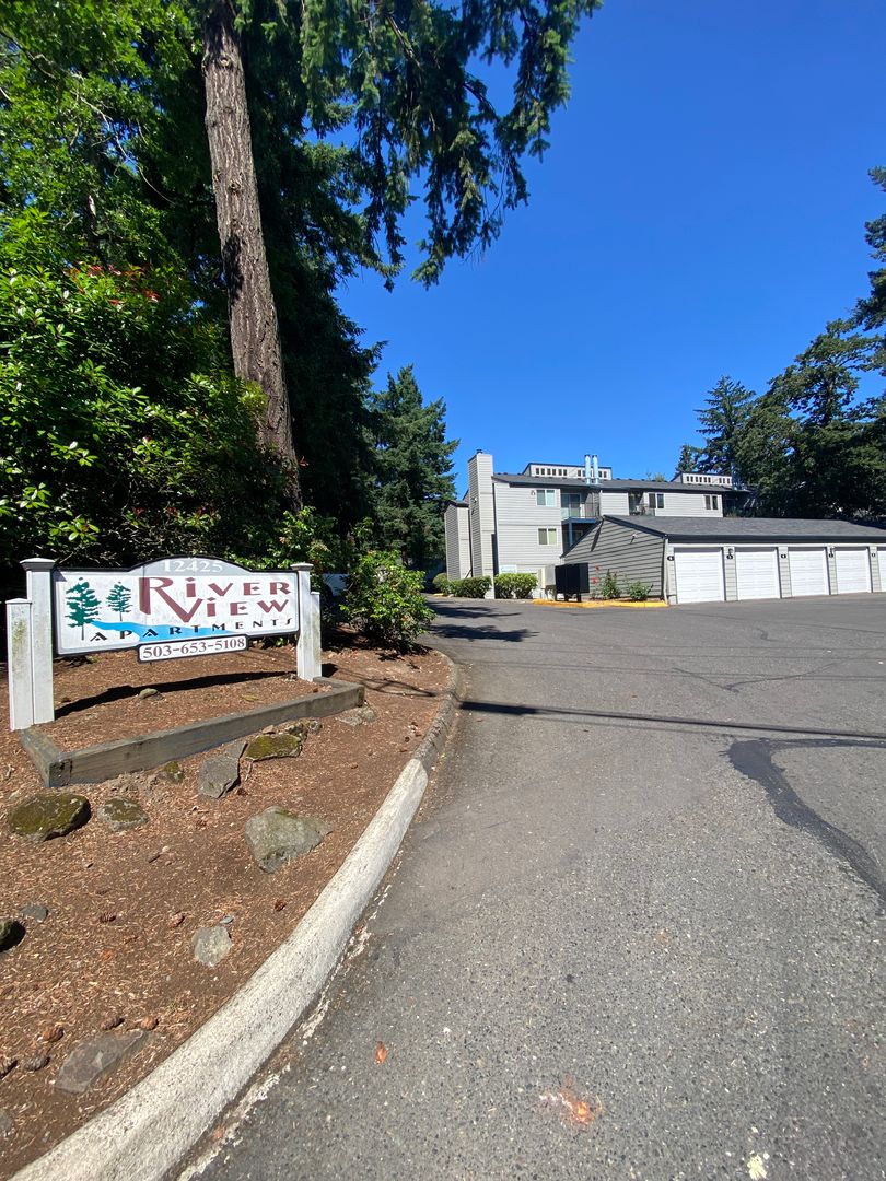 MILWAUKIE Apartment: 12425 SE RIVER RD.