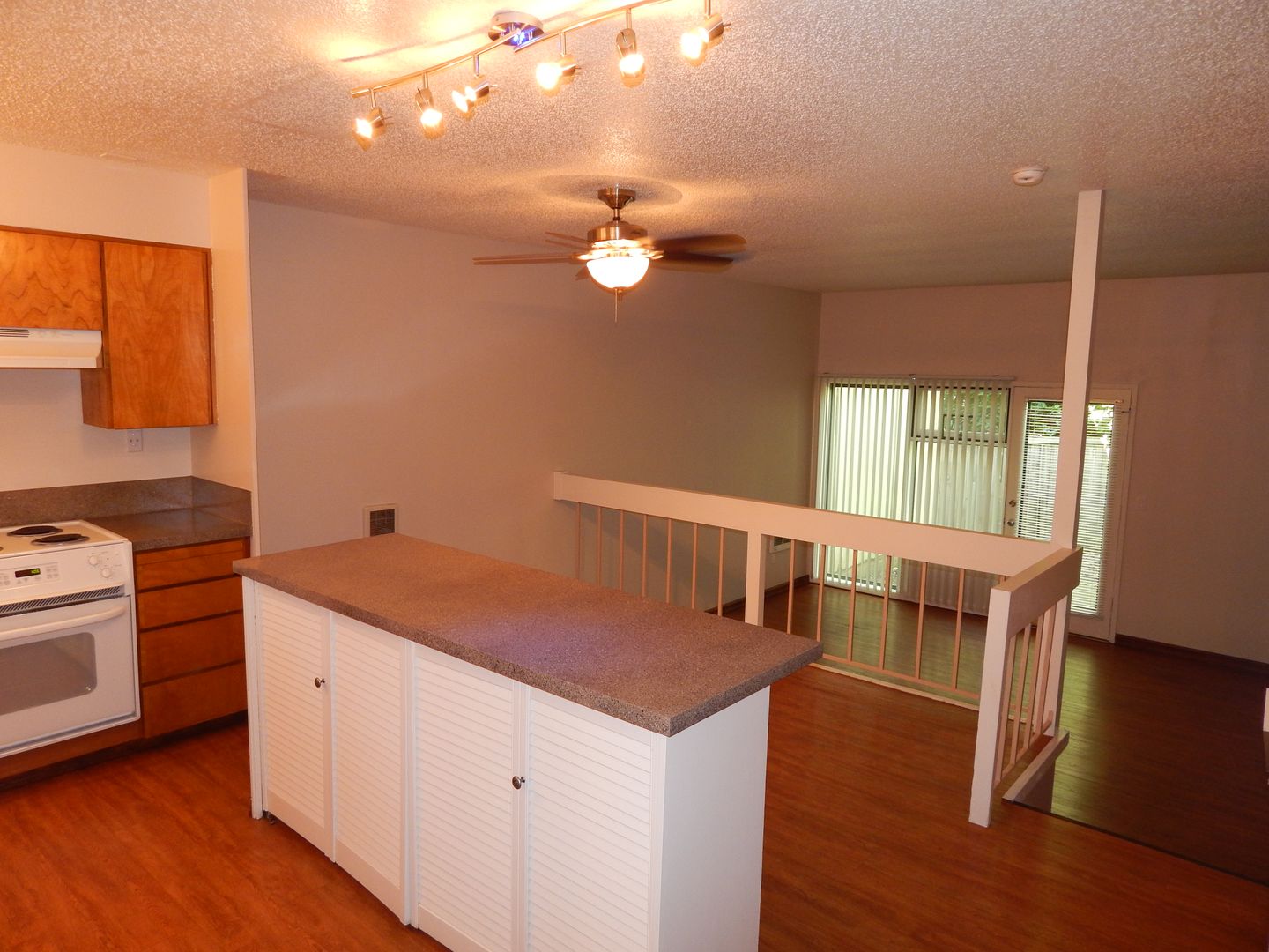 PORTLAND Apartment: 3121 SW IOWA STREET