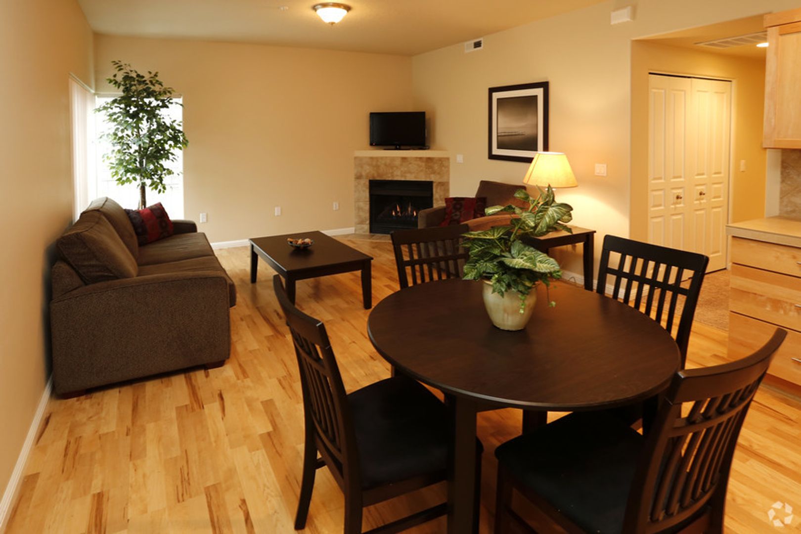 PORTLAND Apartment: 10038 SE DIVISION STREET