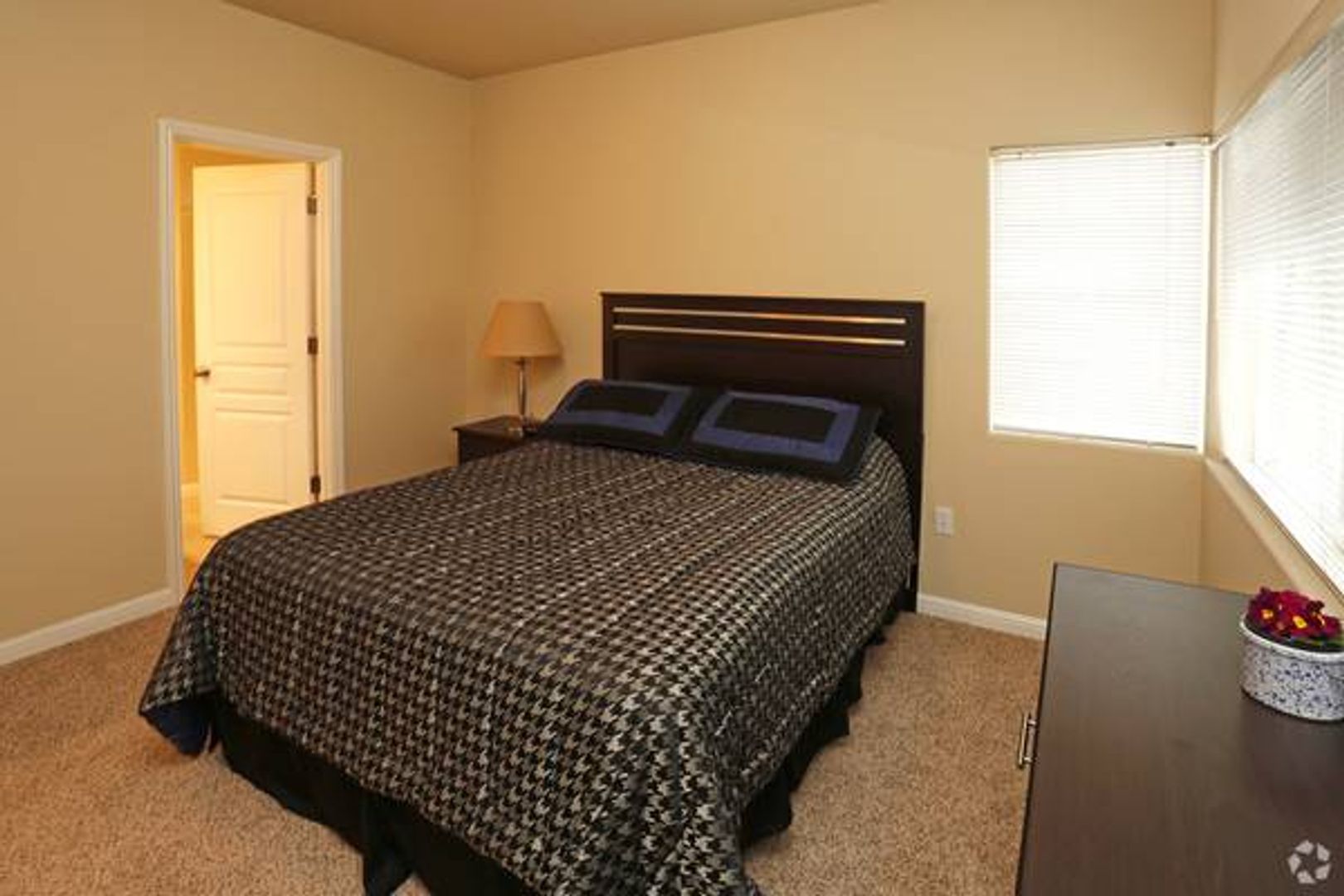 PORTLAND Apartment: 10038 SE DIVISION STREET