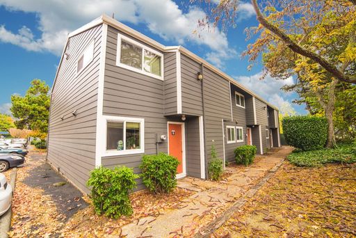 2x1.5 Townhome for $1525: SIX WEEKS FREE! $300 GC upon move-in! – photo 1