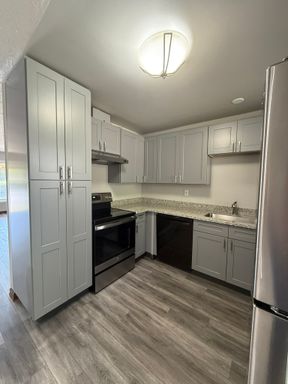 Beautiful, single-level 2 bedroom available soon! – photo 1