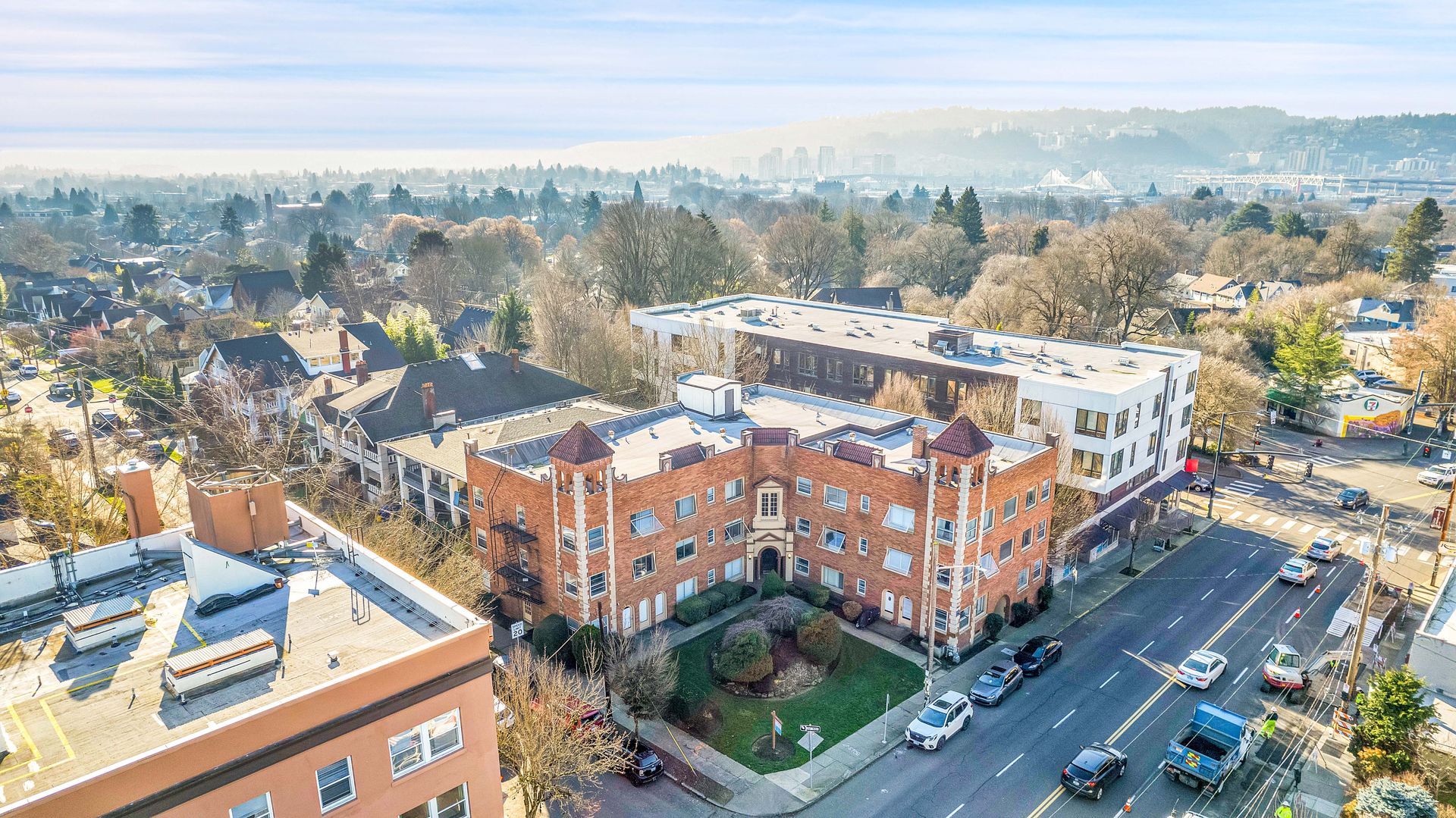 PORTLAND Apartment: 2052 SE HAWTHORNE BLVD.