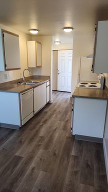 BEAUTIFUL, UPSTAIRS 2 BEDROOM, 2 BATH UNIT! – photo 1