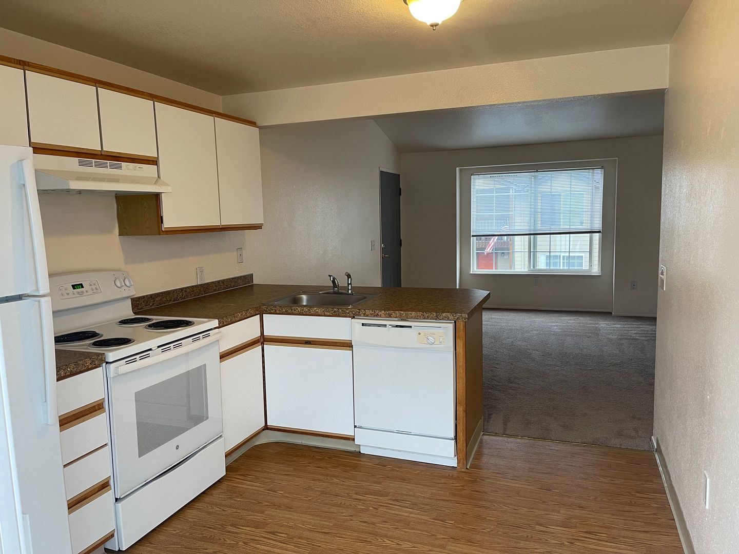 WARRENTON Apartment: 50 NE 1ST ST