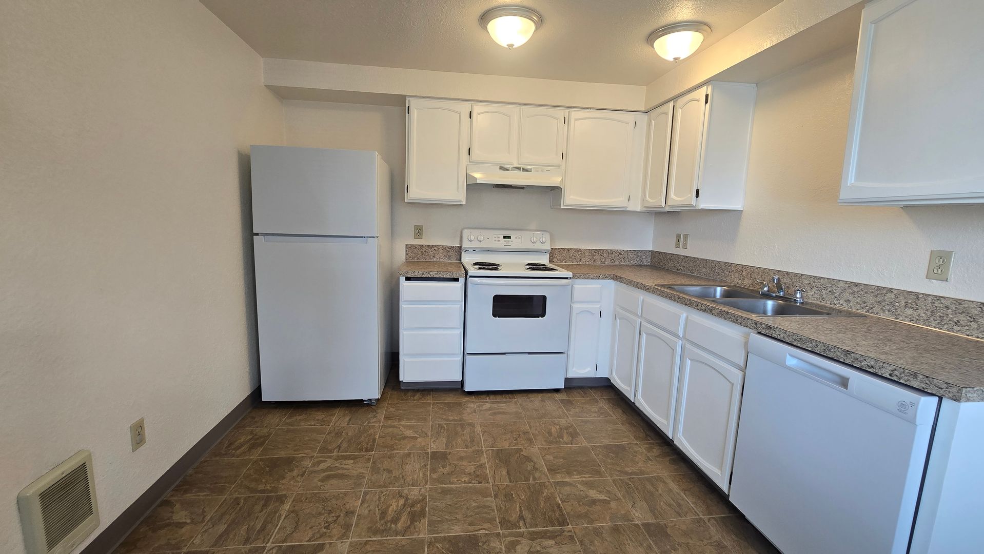 WOODBURN Apartment: 1560 NEWBERG HIGHWAY #1