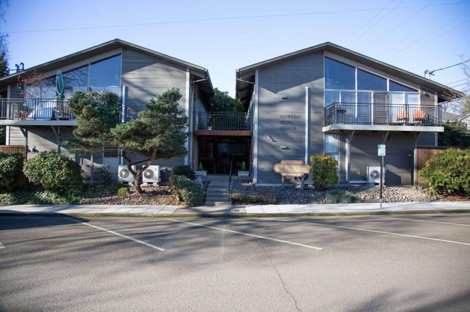 LAKE OSWEGO Apartment: 580 1st St.