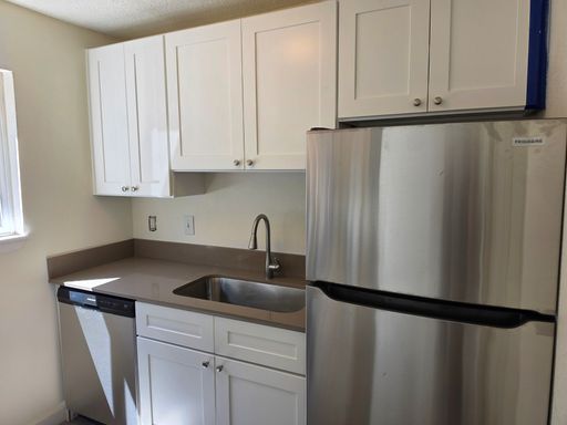 ONE MONTH FREE $1,595 BEAUTIFUL REMODELED GROUND FLOOR END UNIT