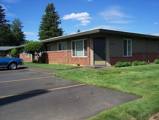 2 Bedroom Apt Ground Level, Great Location – photo 1