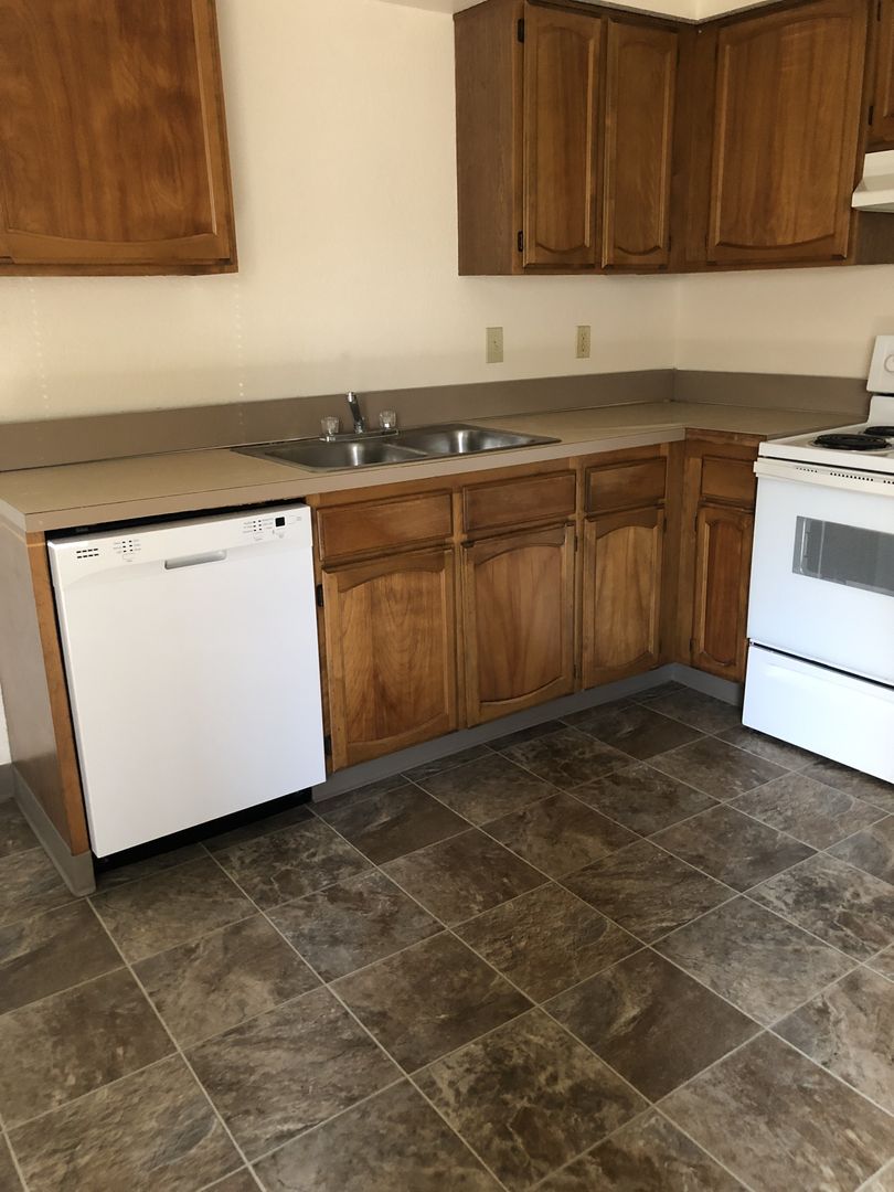 WOODBURN Apartment: 1560 NEWBERG HIGHWAY #1