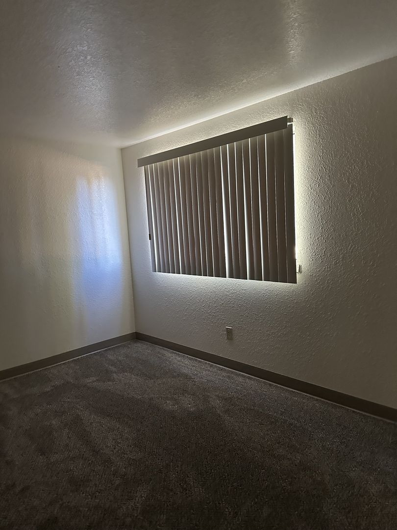 WOODBURN Apartment: 1560 NEWBERG HIGHWAY #1