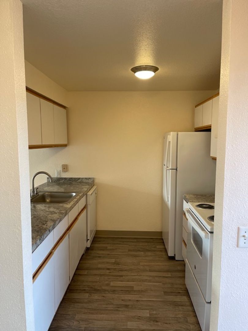 WARRENTON Apartment: 50 NE 1ST ST