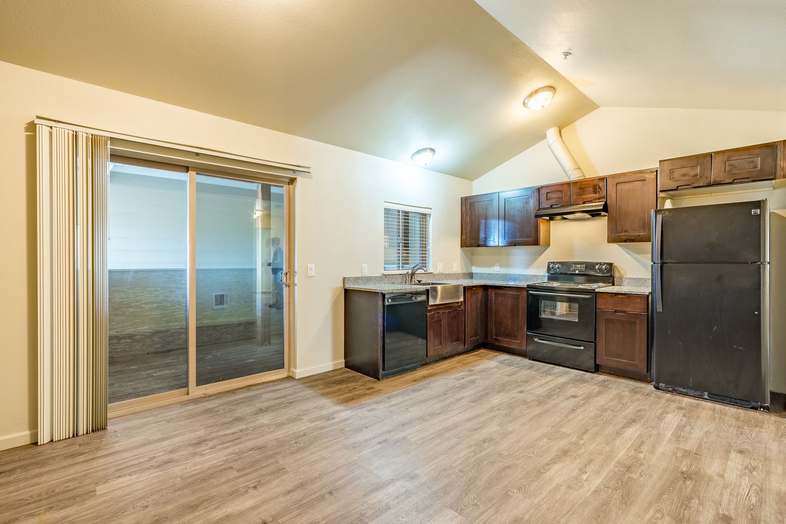 LINCOLN CITY Apartment: 1220 SE OAR AVE