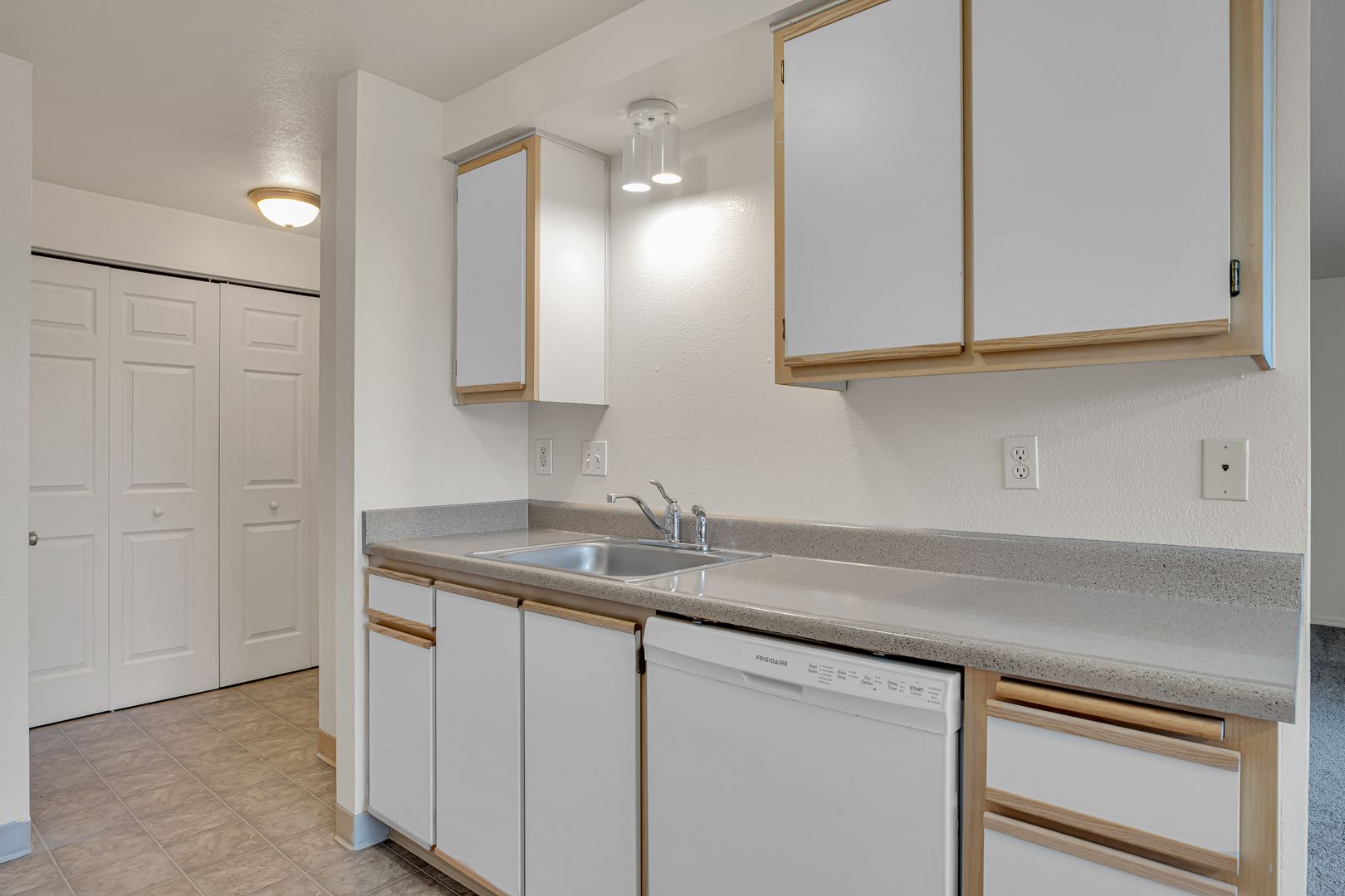 SALEM Apartment: 884 FAIRVIEW AVE., SE