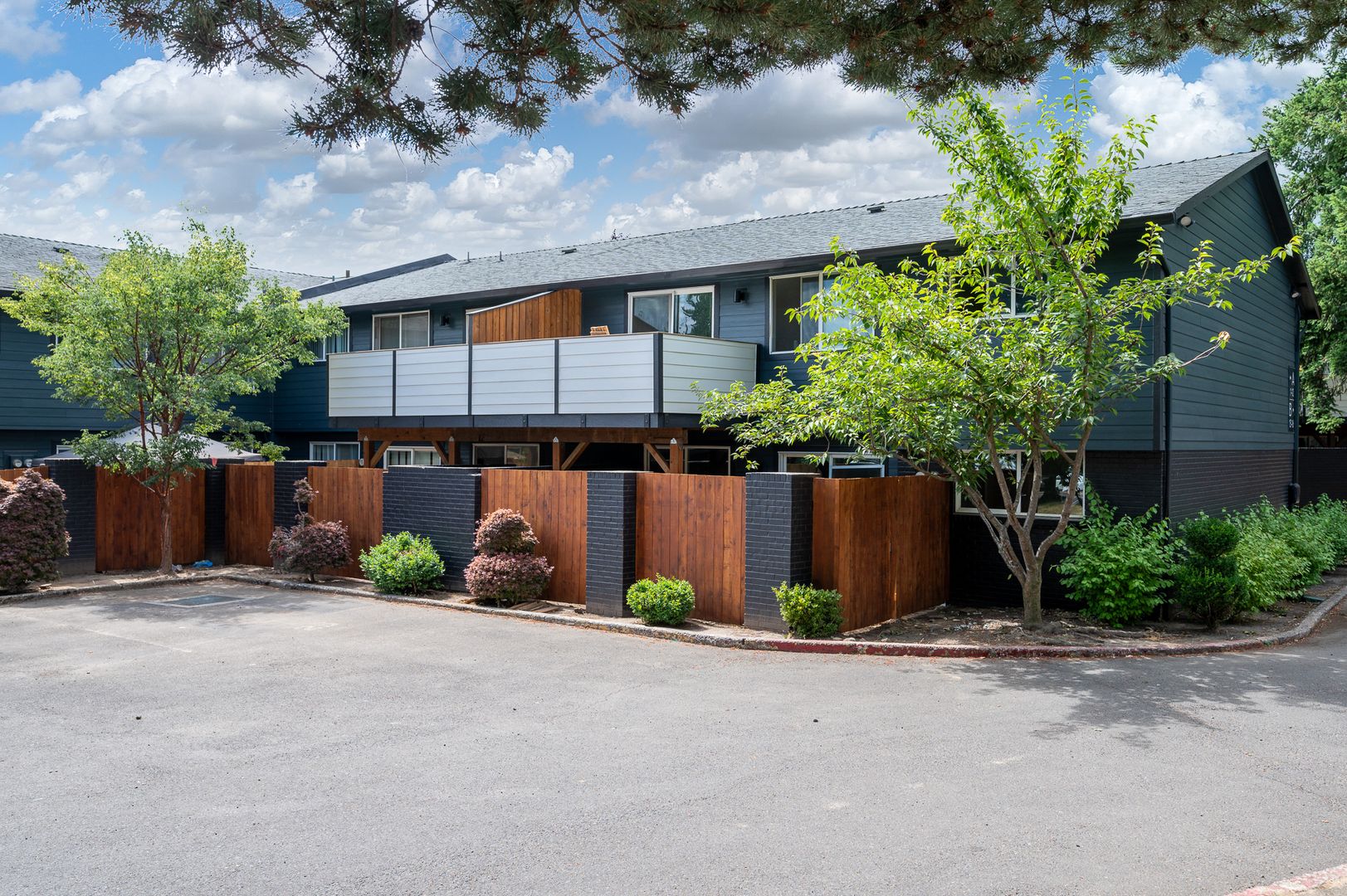 GRESHAM Apartment: 755 SE HOGAN RD