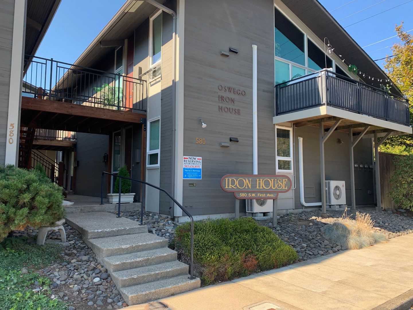 LAKE OSWEGO Apartment: 580 1st St.