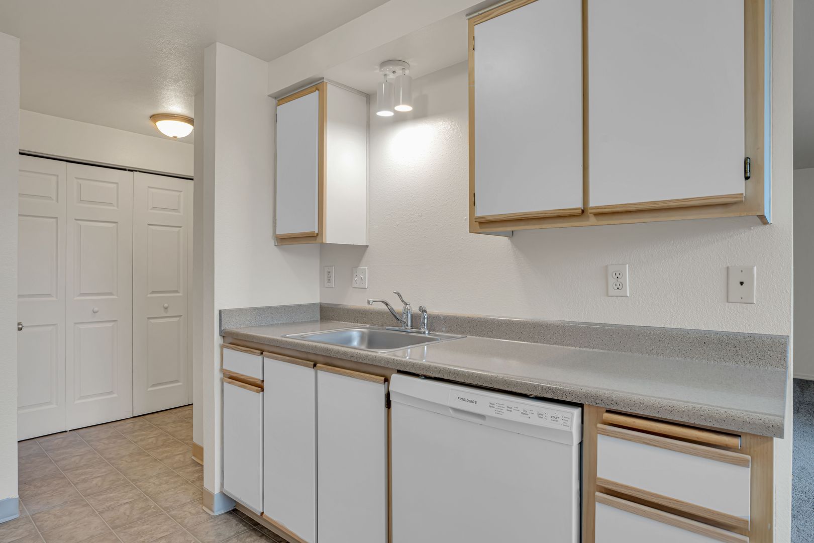 SALEM Apartment: 884 FAIRVIEW AVE., SE