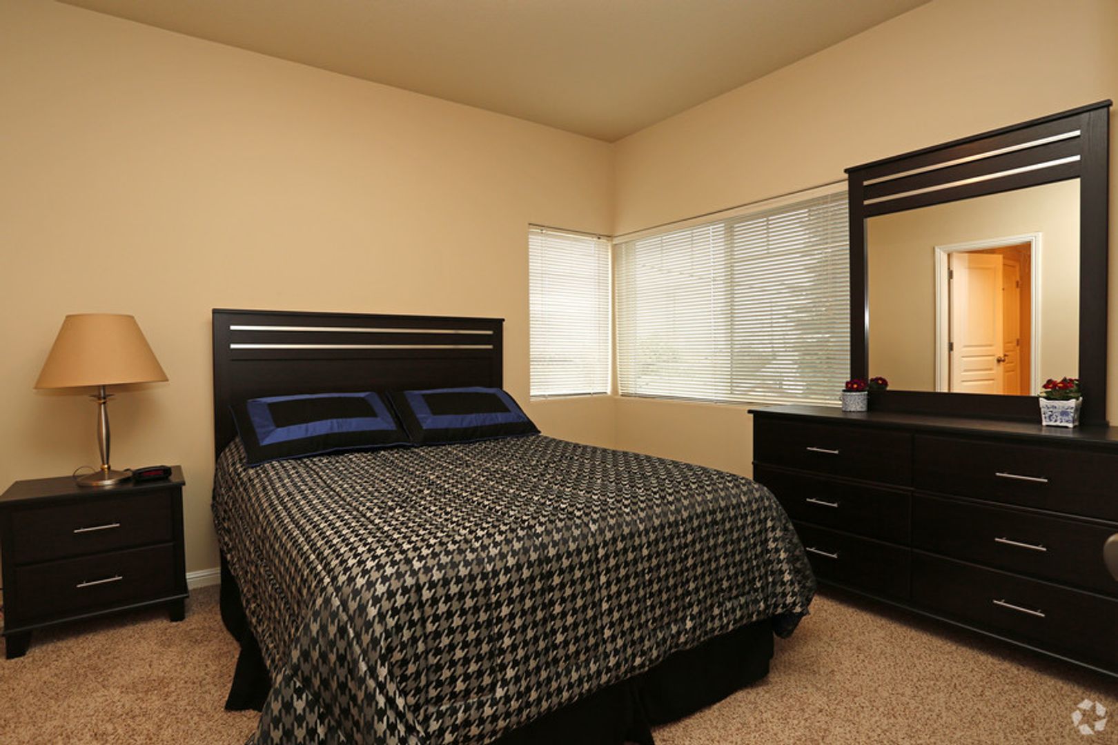 PORTLAND Apartment: 10038 SE DIVISION STREET