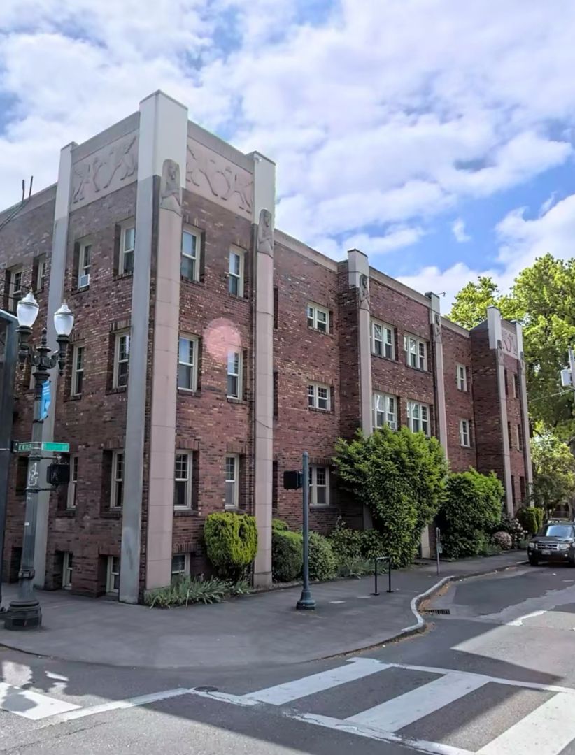 PORTLAND Apartment: 1530 NE 10TH AVE.