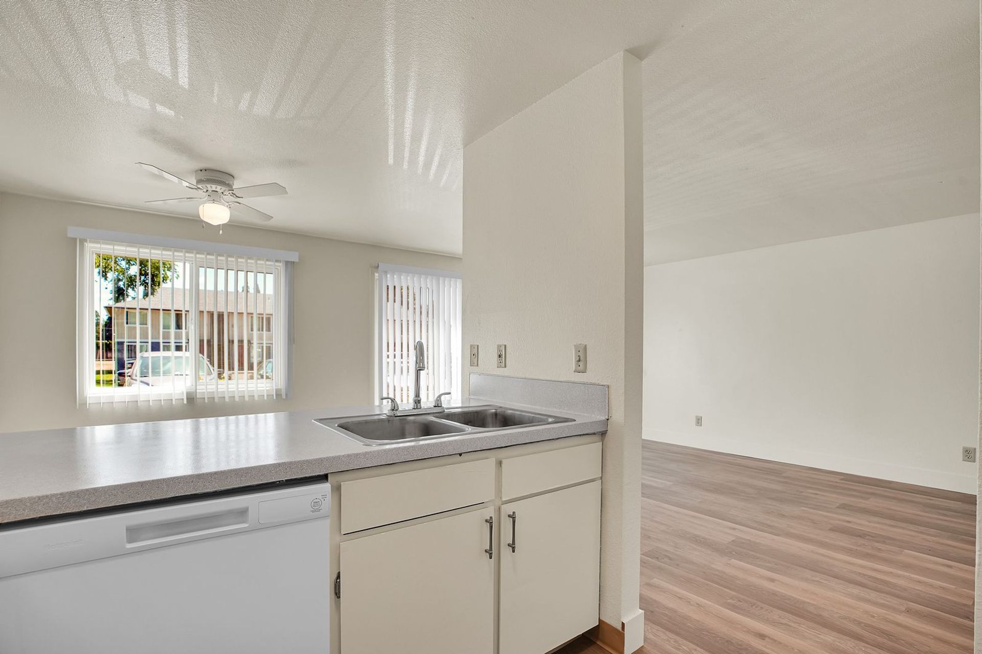 KEIZER Apartment: 737 MANBRIN DR N.E.