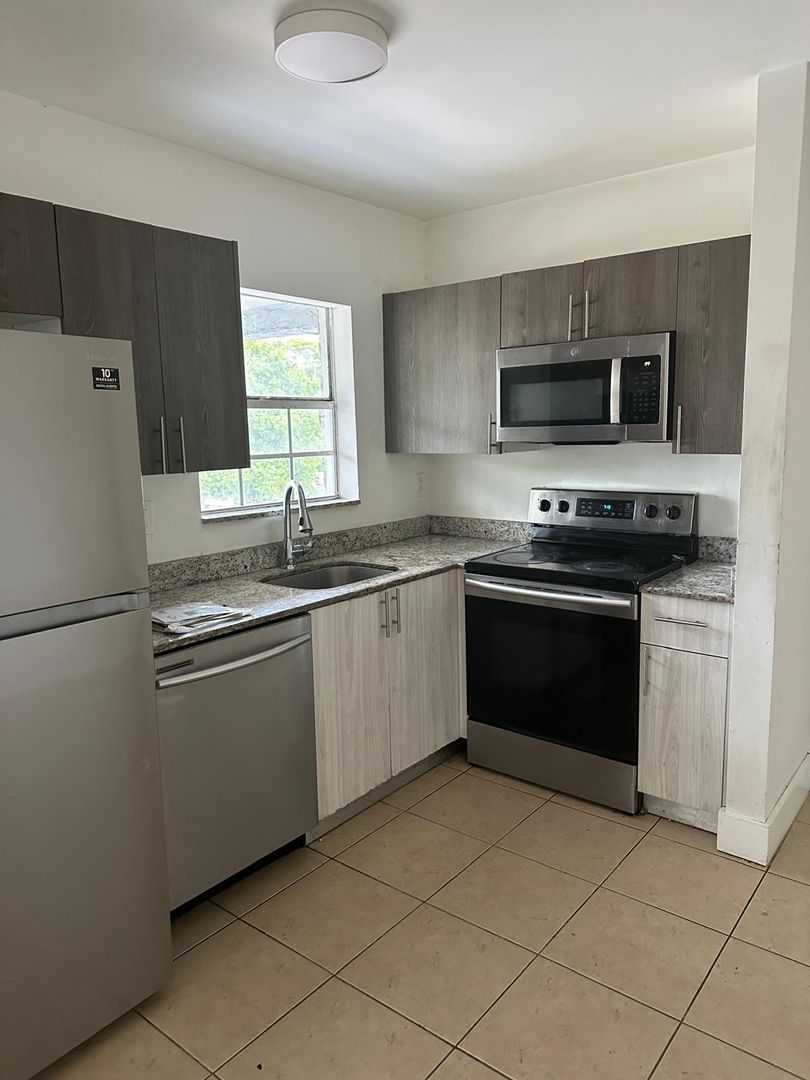 Hallandale Apartment: 920 SE 2nd AVENUE