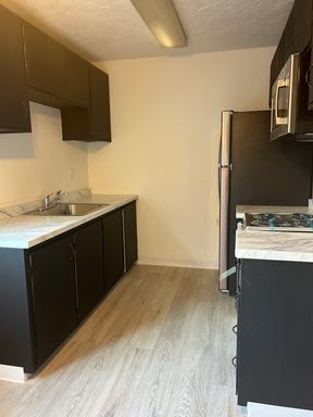 1 bedroom 1 bath upstairs apartment! – photo 1