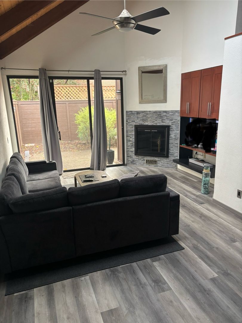 Santa Rosa House: 1320 North St #4