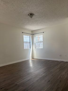 $500 MOVE IN SPECIAL for immediate tenancy! 3 bedroom, 1 bathroom available now. – photo 1