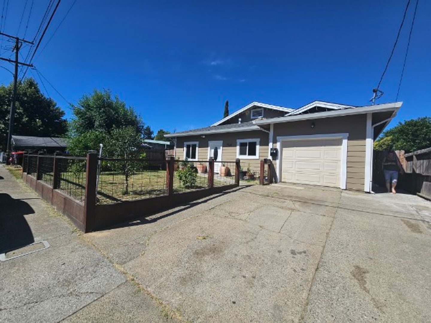 Ukiah House: 1916 Elm St