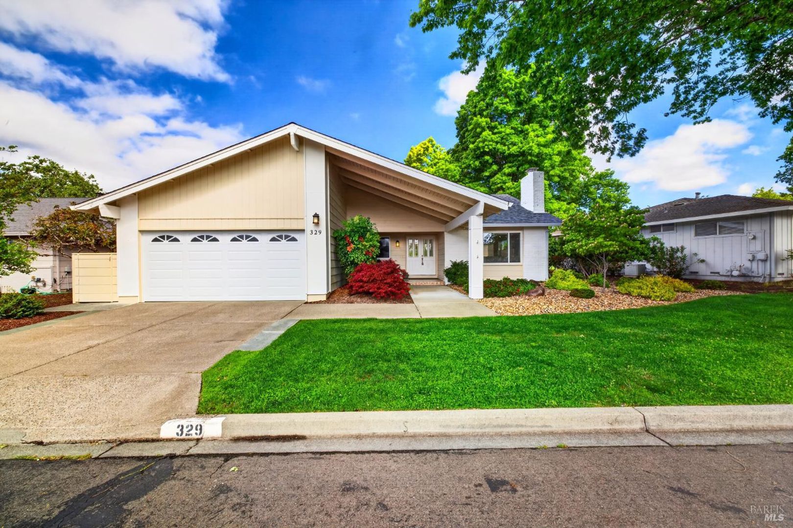 Santa Rosa House: 329 Oak Leaf Circle