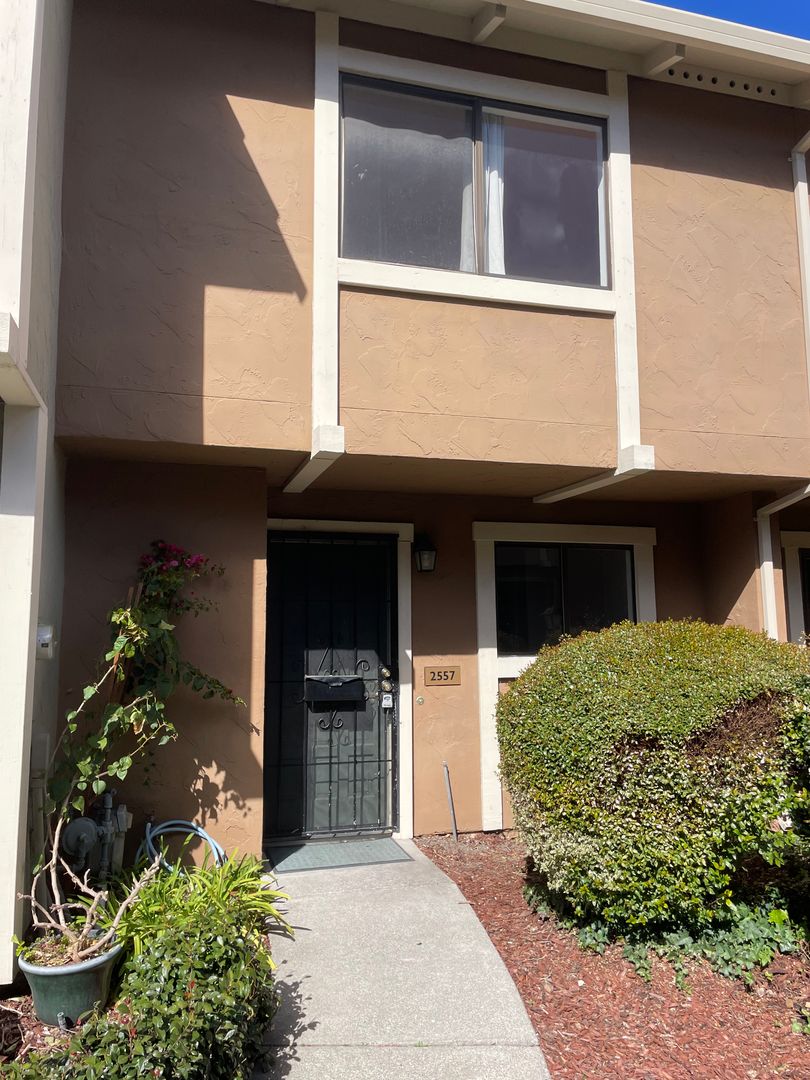 Santa Rosa Townhome: 2557 Vallejo St