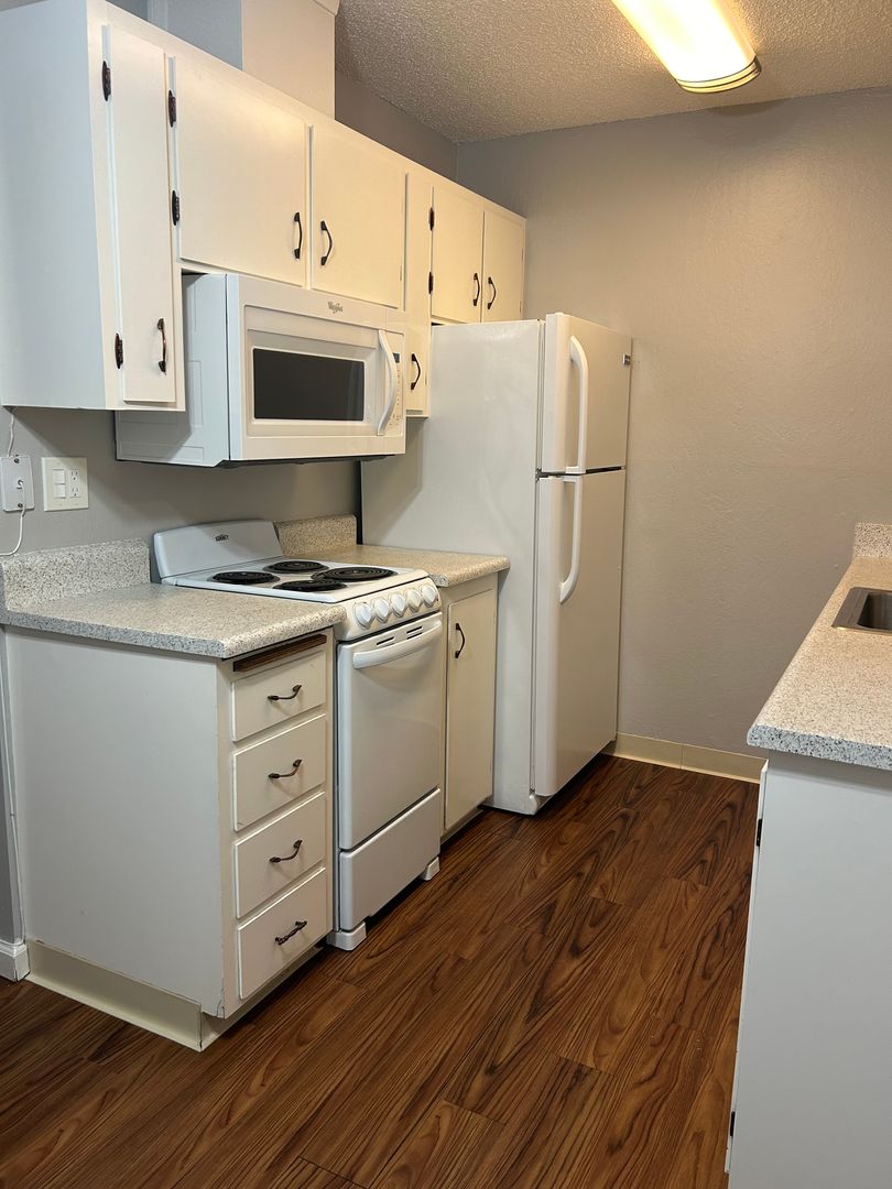 Santa Rosa Apartment: 433 Sonoma Ave