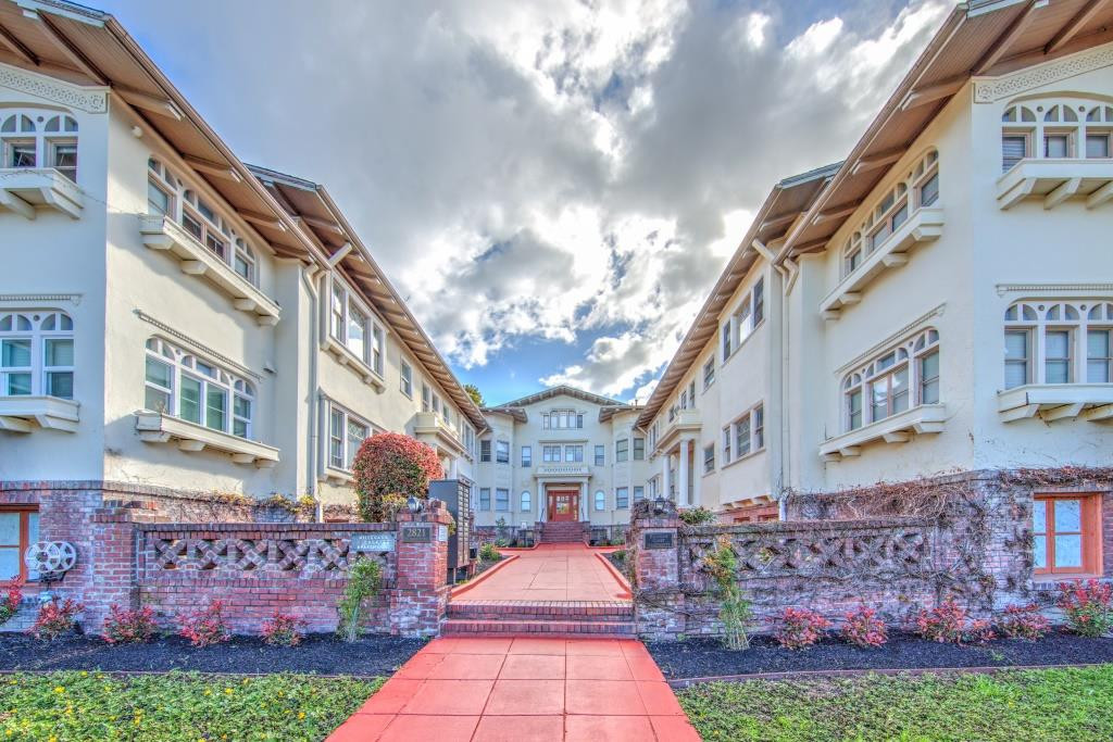 Berkeley Apartment: 2821 Hillegass Avenue