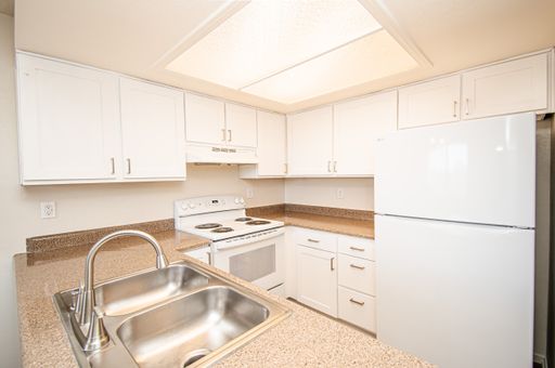Boulder City - Rare 2bed/2bath NOW Available! New Cabinets, New Carpet, Freshly Painted!