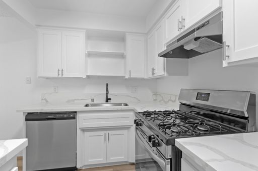Remodeled 2x1 Downstairs | Spacious Layout – photo 1