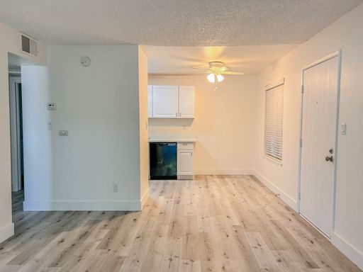 Spacious 1 Bedroom 1 Bath Apartment Home – photo 1