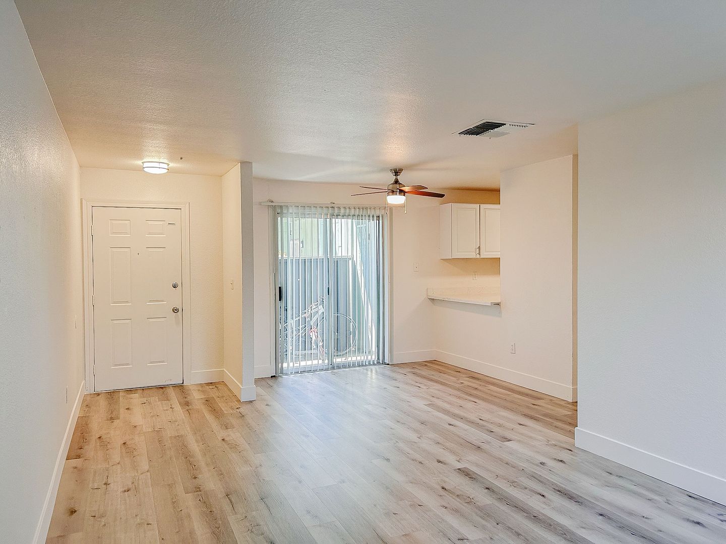 Carmichael Apartment: 5000 El Camino Ave.