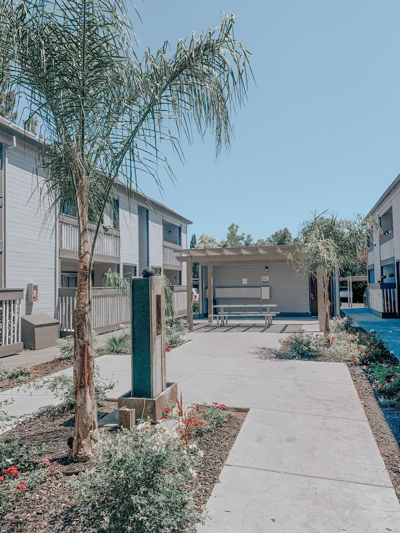 Carmichael Apartment: 5306 El Camino Ave