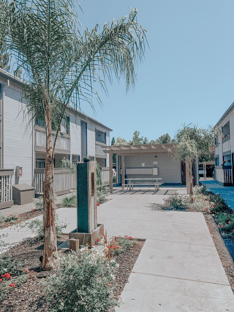 Carmichael Apartment: 5306 El Camino Ave