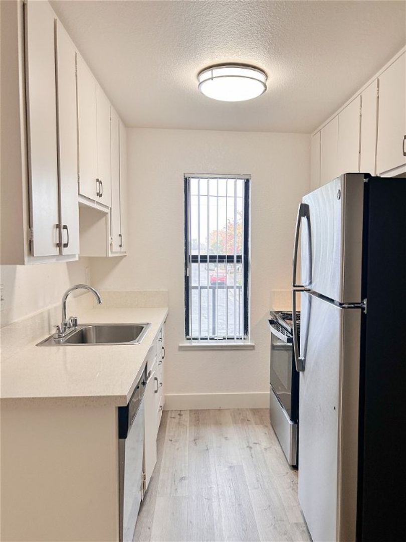 Sacramento Apartment: 5311 College Oak Drive