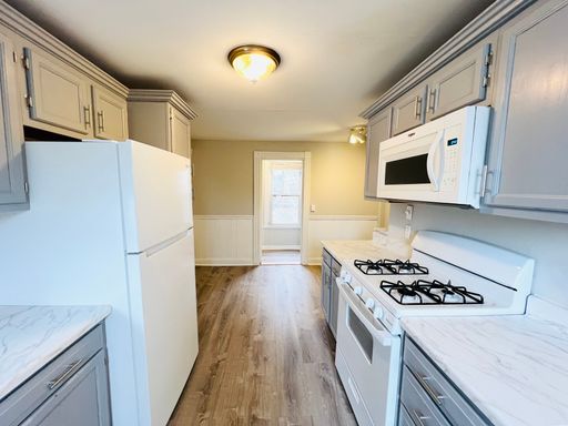 NEWLY RENOVATED 4-BED PENTHOUSE UNIT WITH EASY ACCESS TO HIGHWAY AND PUBLIC TRANSPORTATION!