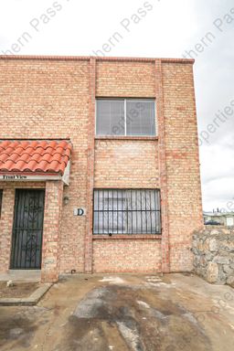 Cute 2 Bedroom Townhome with Refrigerated A/C! – photo 1