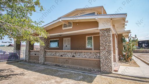 Charming 3-Bedroom, 2-Bathroom Home w/ Water Included – photo 1